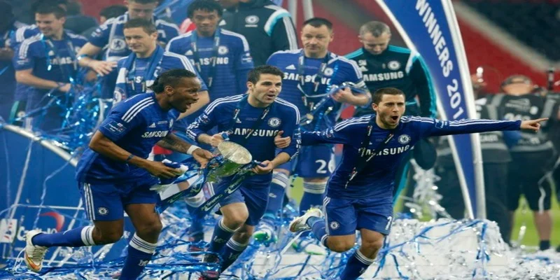 Diego Costa cùng đồng đội nâng cao chiếc cup sau 1 mùa giải vô địch