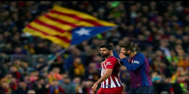 Diego Costa với pha tranh chấp quyết liệt, thể hiện lối chơi mạnh mẽ đặc trưng
