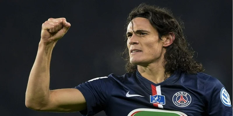 Edinson Cavani ăn mừng bàn thắng đầy cảm xúc trên sân cỏ