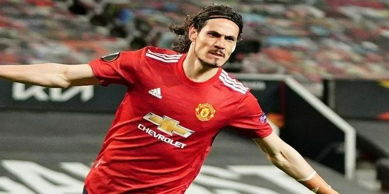 Edinson Cavani với pha đánh đầu uy lực hạ gục thủ môn đối phương